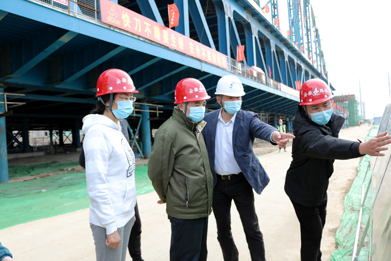 合肥市國(guó)資委黨委書(shū)記、主任張毅蒞臨繁華大道橋項(xiàng)目指導(dǎo)疫情防控工作 (2)