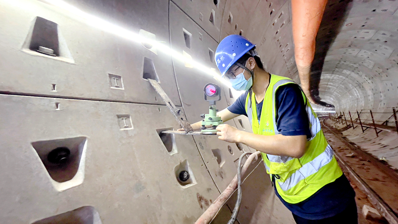 測(cè)量人員定期復(fù)核盾構(gòu)區(qū)間控制點(diǎn)，確保盾構(gòu)機(jī)姿態(tài)符合規(guī)范設(shè)計(jì)要求