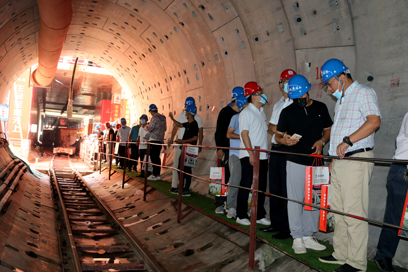 合肥市軌道交通盾構(gòu)施工安全質(zhì)量觀(guān)摩會(huì)在仙霞路站順利舉行