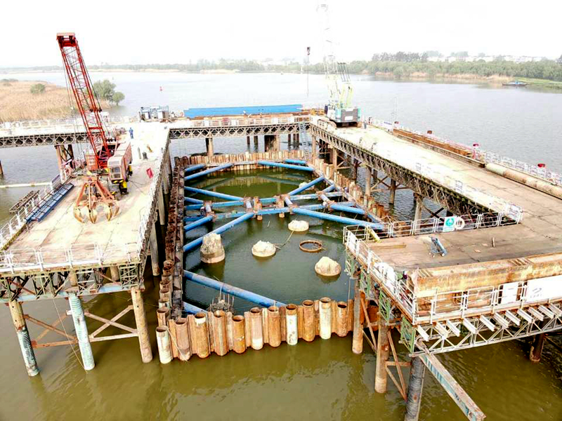 蚌埠日?qǐng)?bào):G206線(xiàn)渦河八橋主墩首個(gè)鋼圍堰合龍3