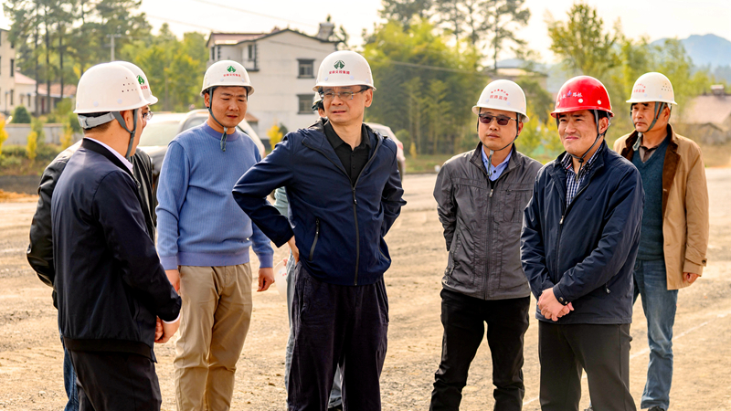 安徽交控集團副總經(jīng)理、建設(shè)公司董事長王宏祥到宣涇高速一期03標調(diào)研指導(dǎo)工作1